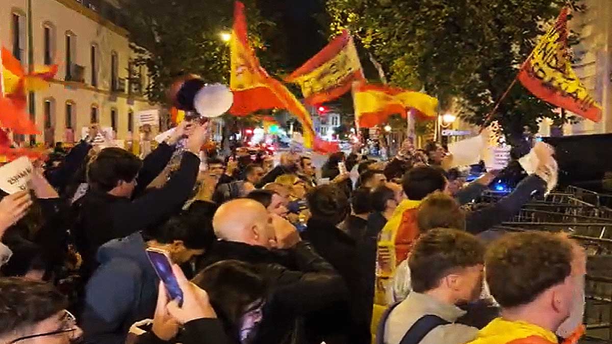 Segunda concentración contra la amnistía del 'procés' y gritos contra el Rey en una jornada sin incidentes en Sevilla