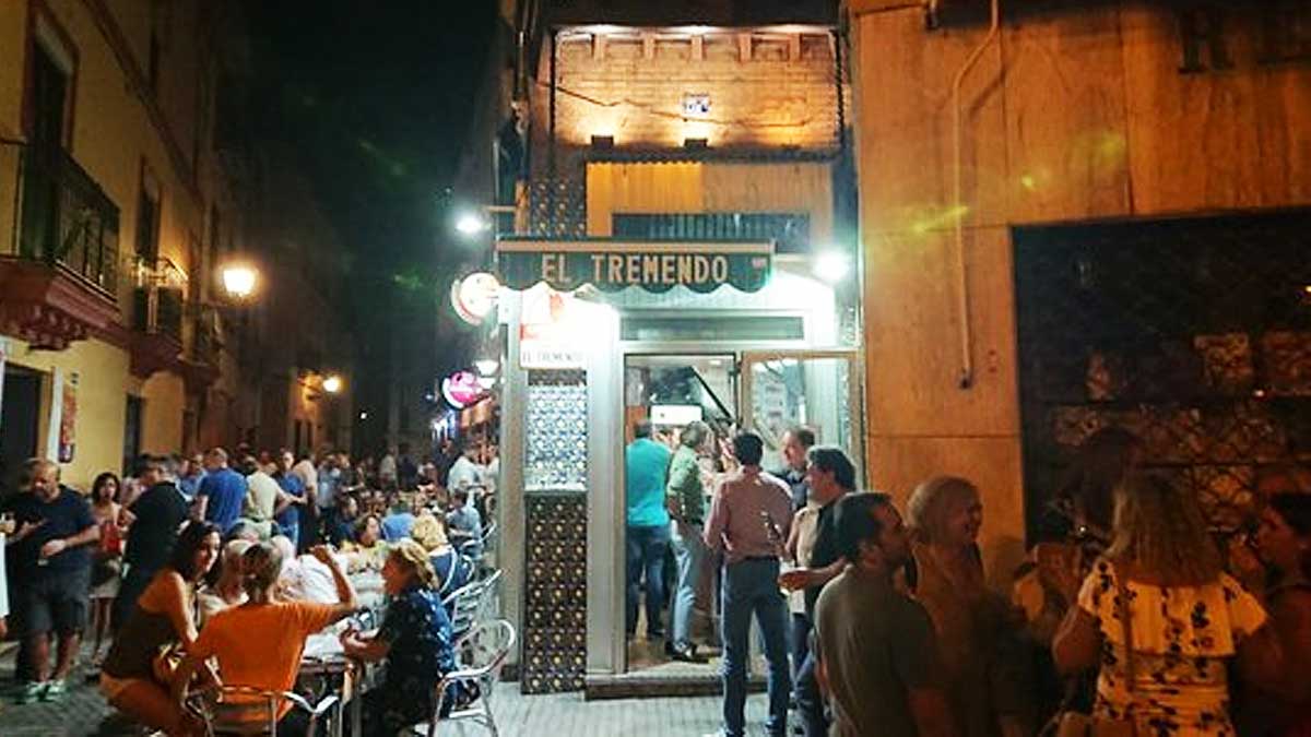 Llegan las restricciones a beber de pie en el exterior de los bares de Sevilla