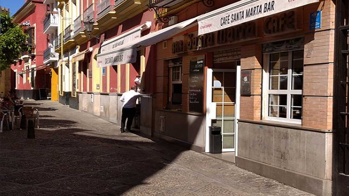 El bar Santa Marta, un clásico de Sevilla, cerrado por una reforma ilegal
