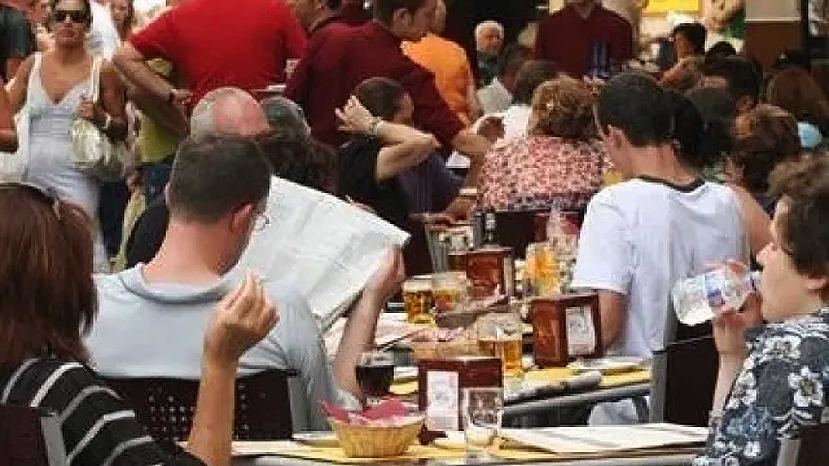 Terraza con veladores en una calle de Sevilla.