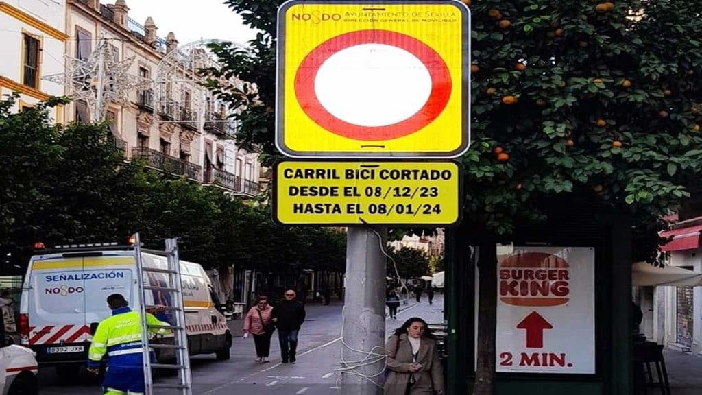 Señal con la prohibición del circular por el carril bici en Triana.