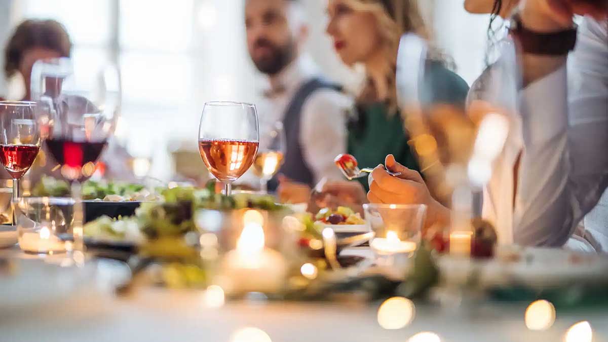 Abusos en precios y restricciones en menús principales problemas de las comidas de empresas de Navidad en Sevilla