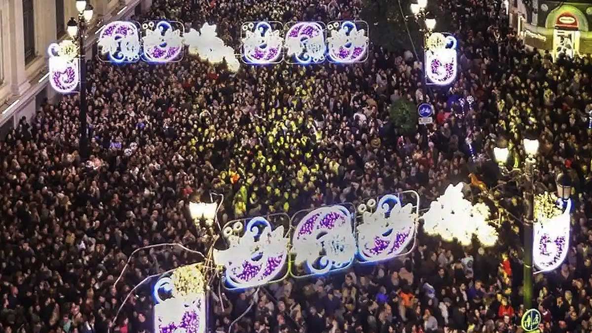 La Policía Local de Sevilla desbordada por la masificación en las calles con motivo de la Navidad