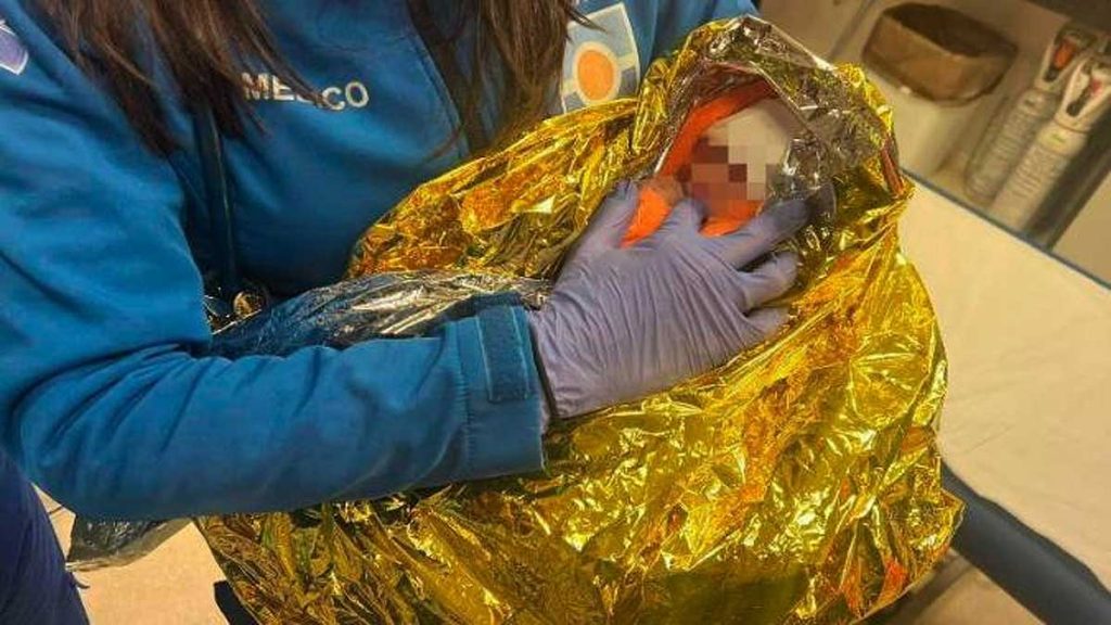 Niña recién nacida tirada a un contenedor de basura.