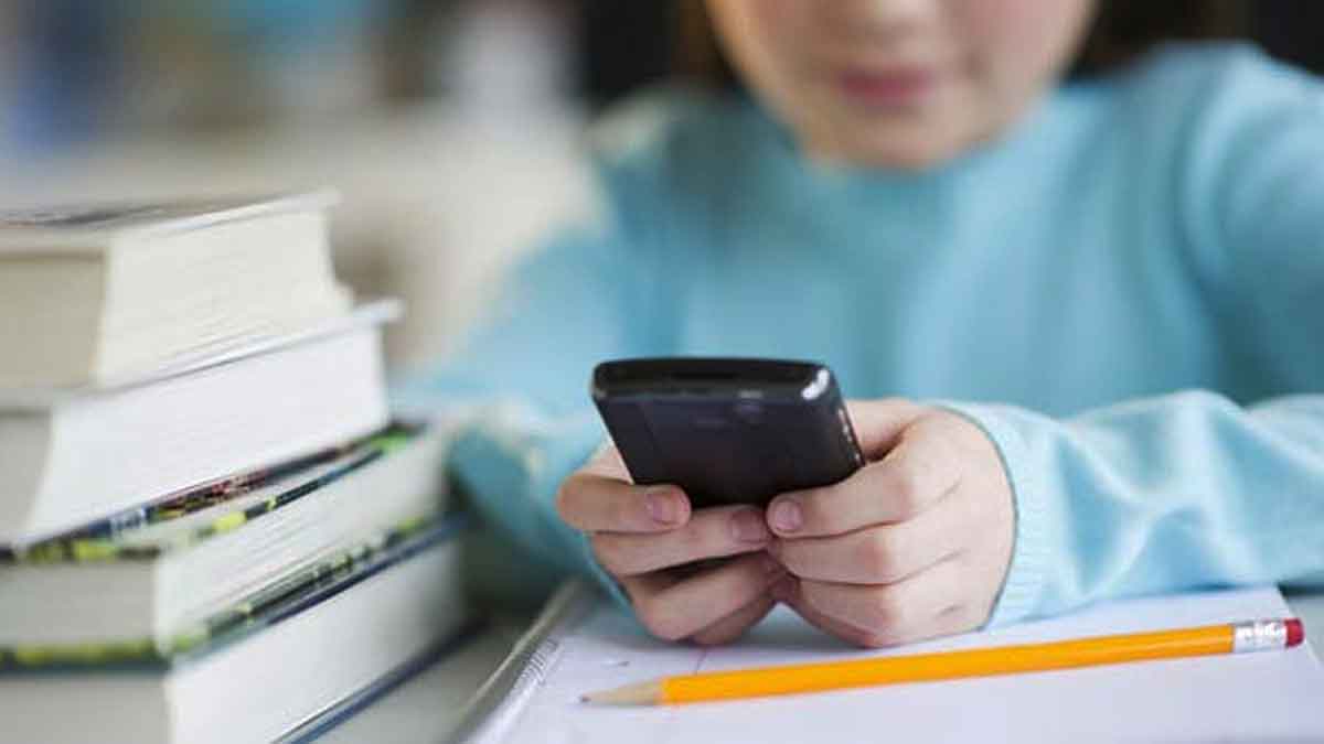 El Ministerio de Educación propone prohibir los móviles en Primaria y Secundaria, con una excepción