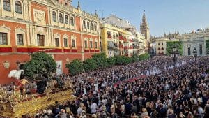 Procesión entrando en Plaza de San Francisco.