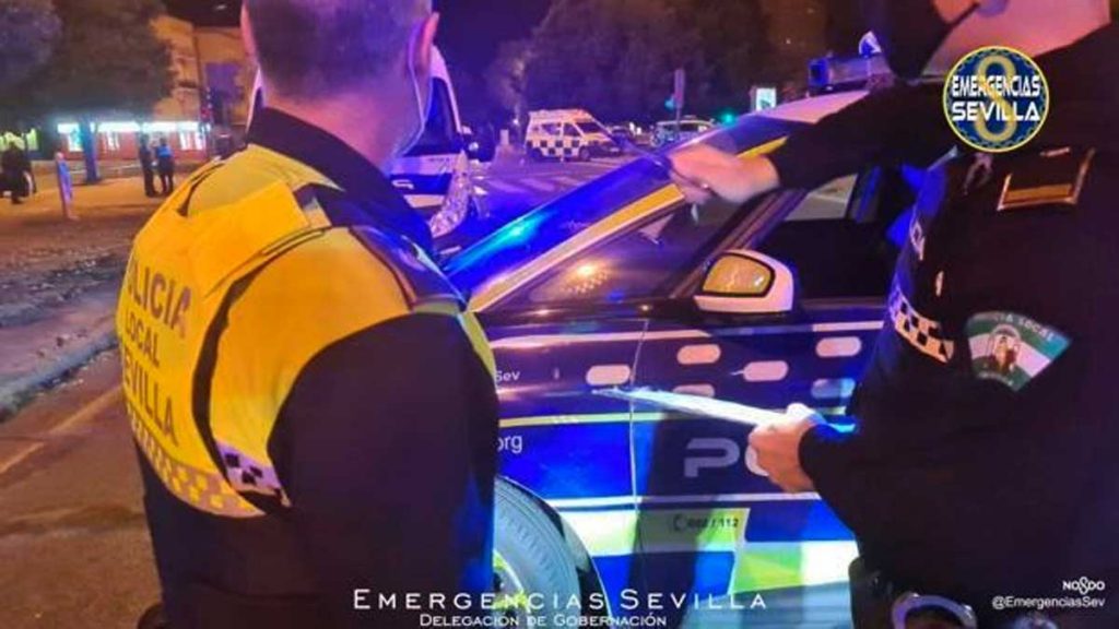 Agentes de la Policía Local de Sevilla controlando los botellones.