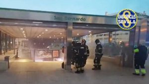 Bomberos sofocando el incendio en la estación de metro de San Bernardo.