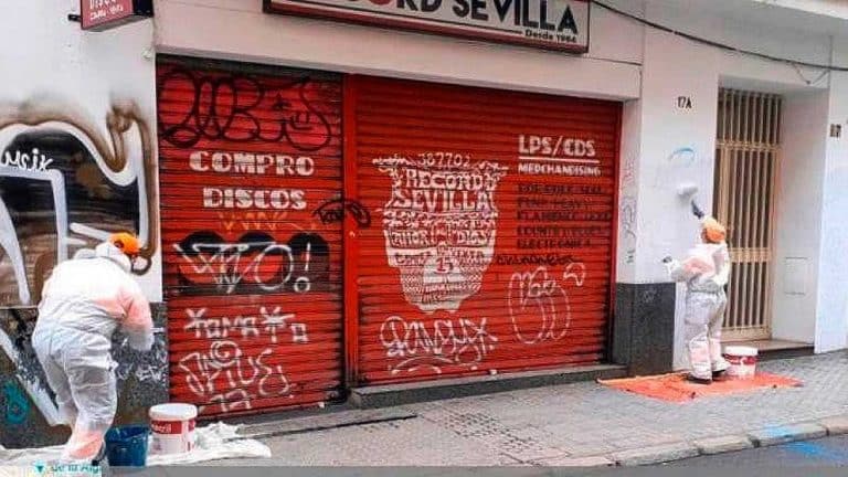 Sevilla y los grafitis que ensucian las paredes.