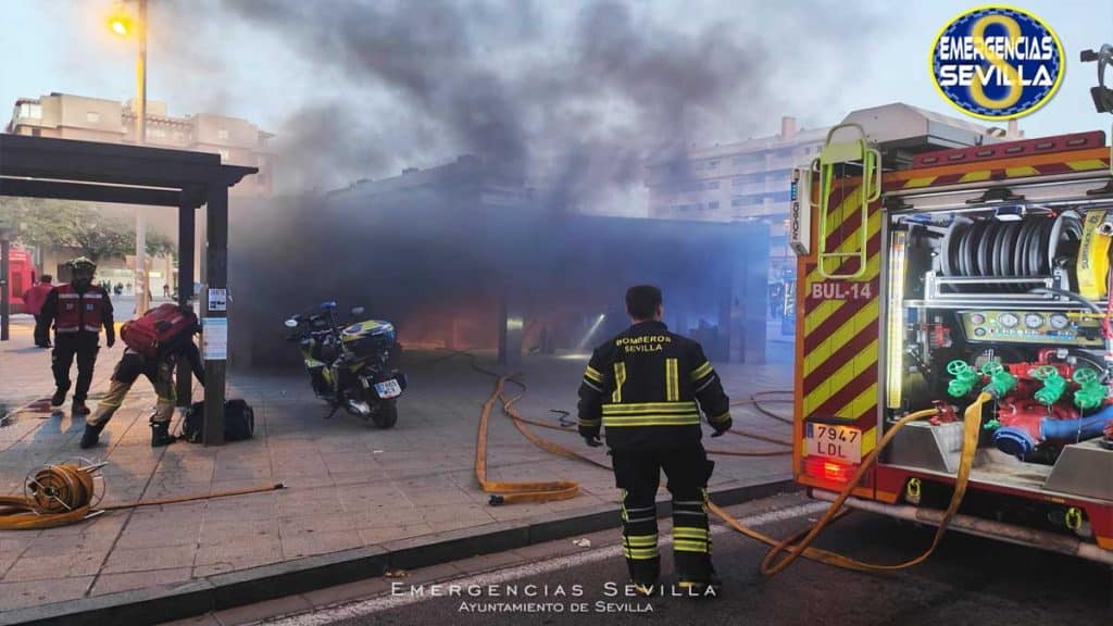 Vista del incendio en el metro de San Bernardo.