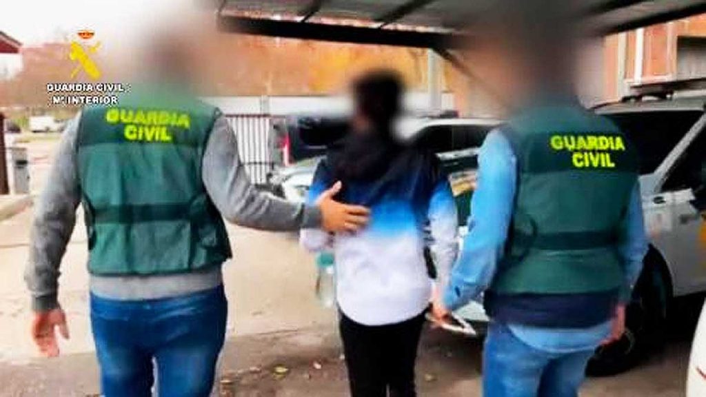 Un detenido junto a dos agentes de la Guardia Civil-