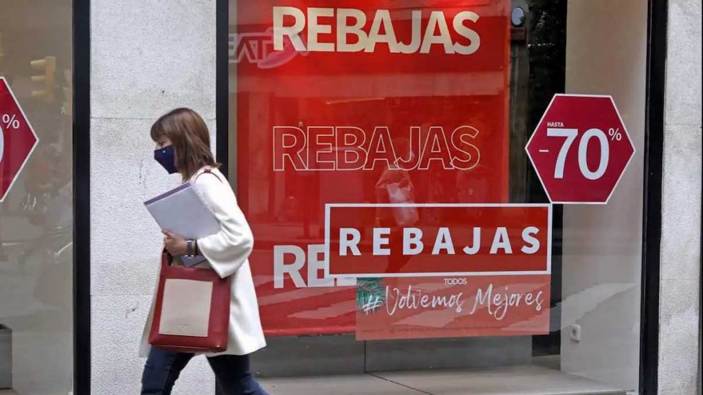 Escaparate con rebajas.