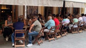 Veladores en calle de Sevilla.