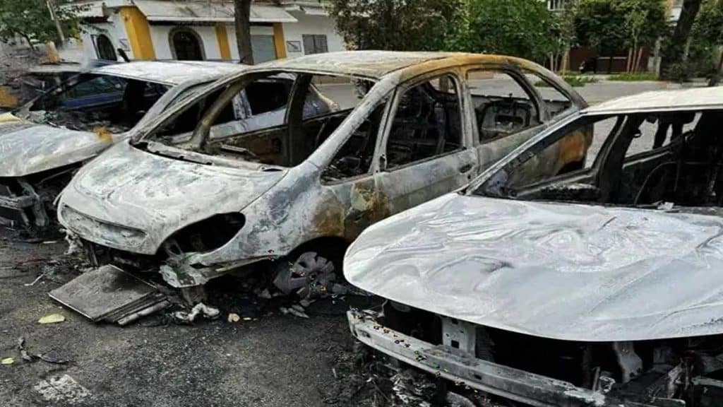 Coches quemados en La Macarena.