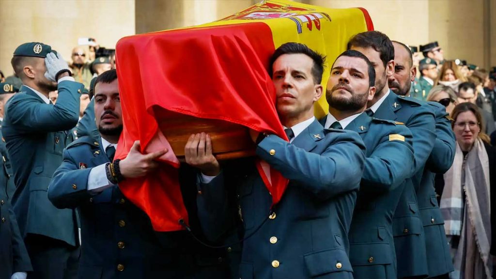 Funeral de uno de los guardias civiles muertos.