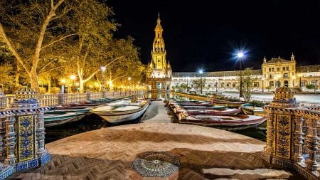 Vista de la Plaza España de noche.