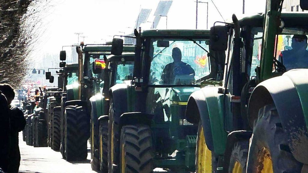 Las tractoradas colapsan las carreteras andaluzas.