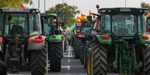 Los agricultores presionan al Gobierno con un plan de choque mientras colapsan las carreteras