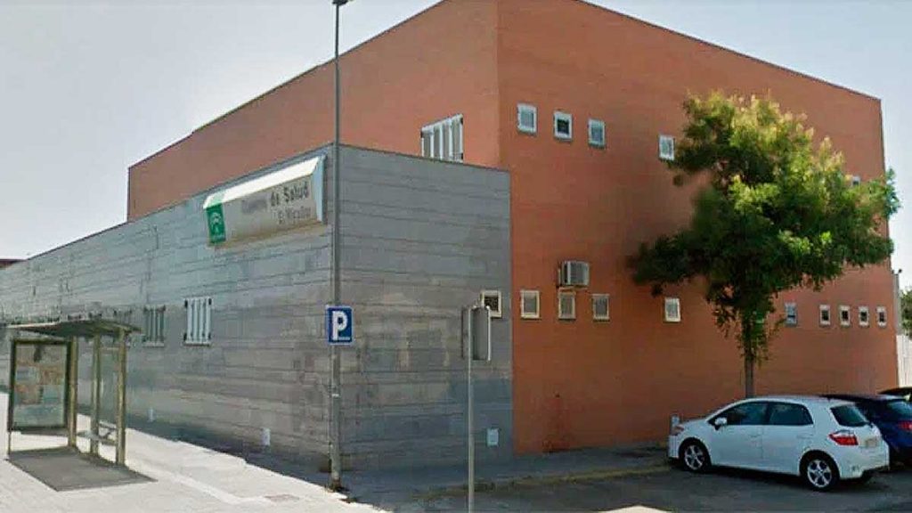 Acceso lateral del centro de salud.