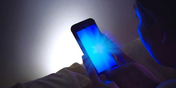 Las pantallas de los móviles la principal causa del insomnio en los jóvenes sevillanos