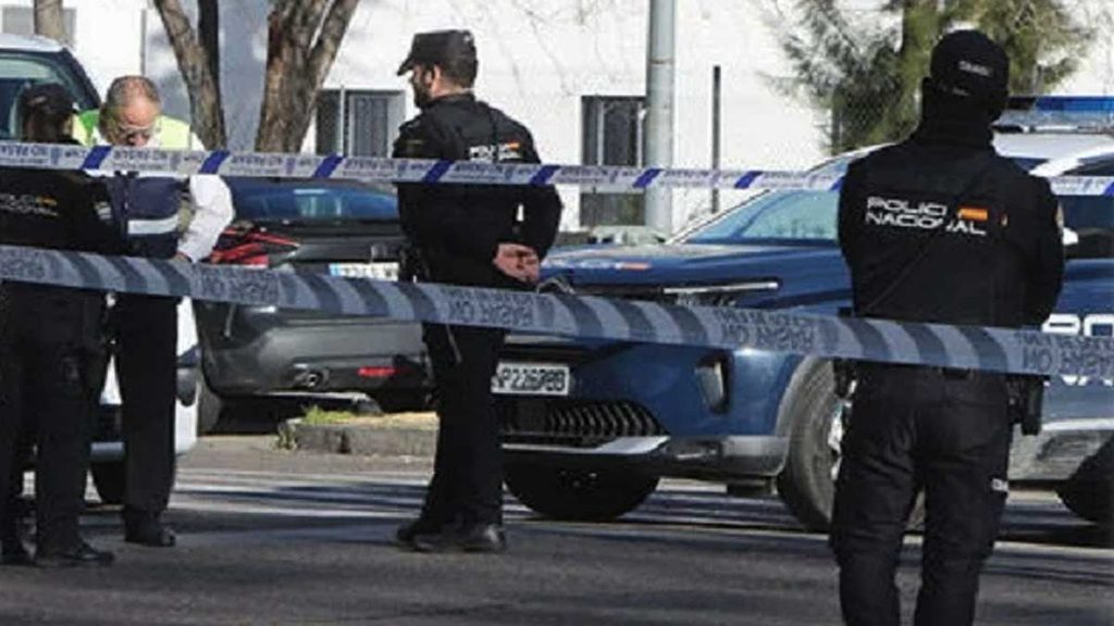 La Policía Nacional en el punto donde asesinaron al joven.