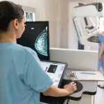 Fallos en las pruebas del cáncer de mama: las afectadas acusan a la Junta de Andalucía de “negligencia penal”