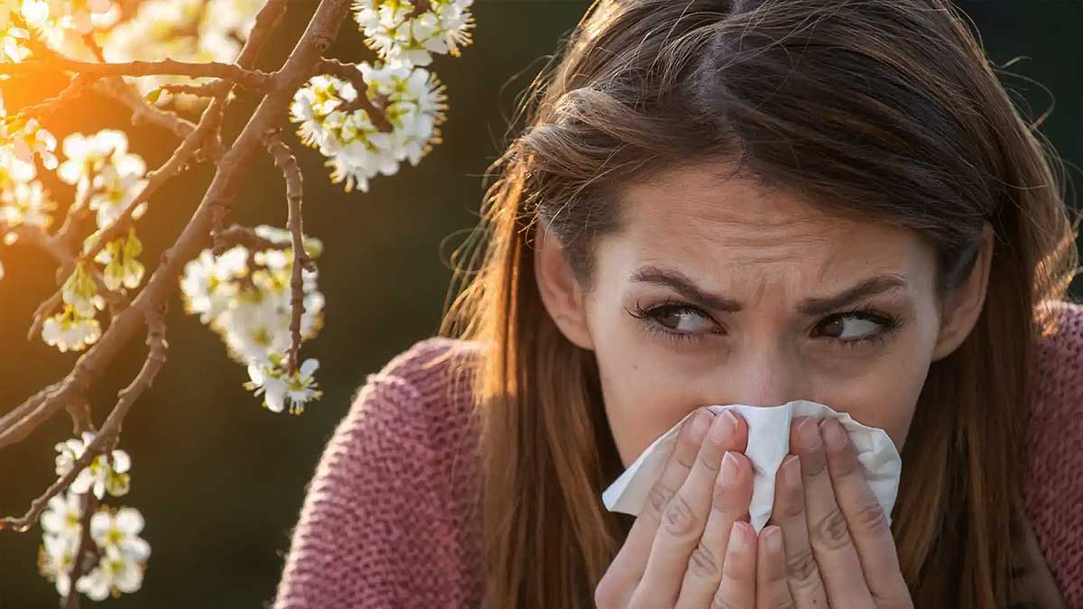 Mujer con un ataque de alergia.