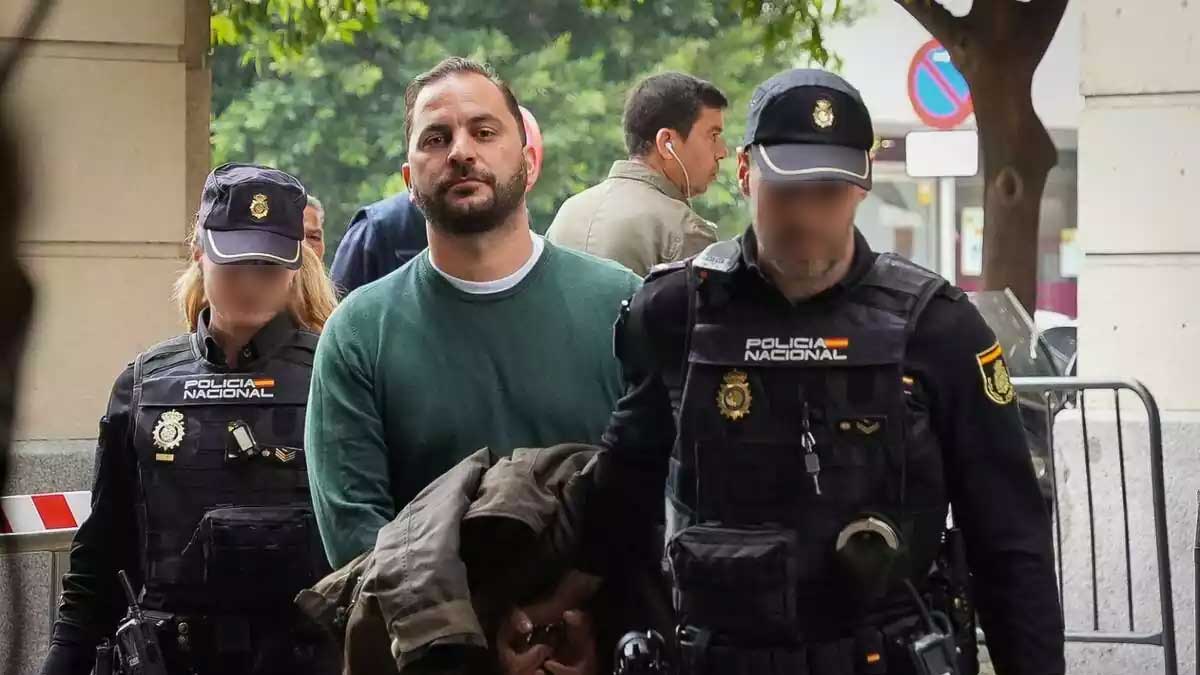 La Policía Nacional conduce al interior del Juzgado de Sevilla a Antonio Tejado.