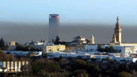 Vista de una capa de gases contaminantes sobre Sevilla.