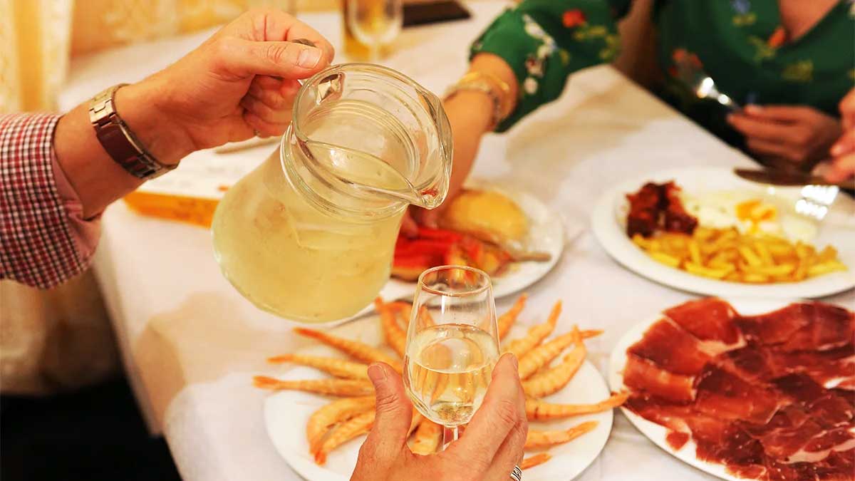 Personas comiendo en la Feria de Sevilla.