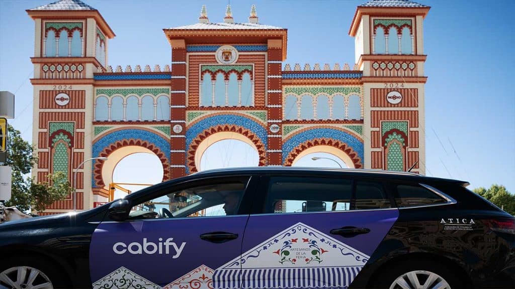 Coche de Cabify junto al arco de la Feria de Sevilla.