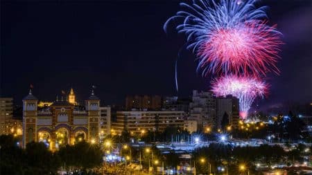 Imagen de los fuegos artificiales en la Feria de Sevilla.
