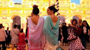 Gitanas junto a la portada de la Feria de Sevilla.