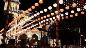 Vista de la Feria de Abril de Sevilla por la noche.