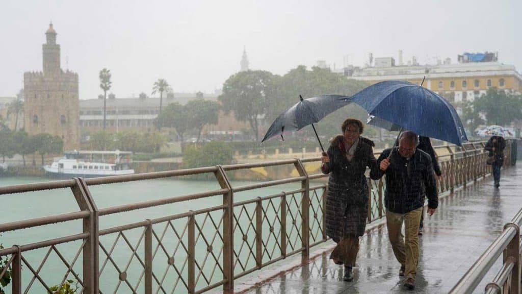 Fuerte lluvia sobre Sevilla.