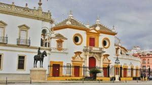 Vista del Paseo de Colón y la Maestranza.