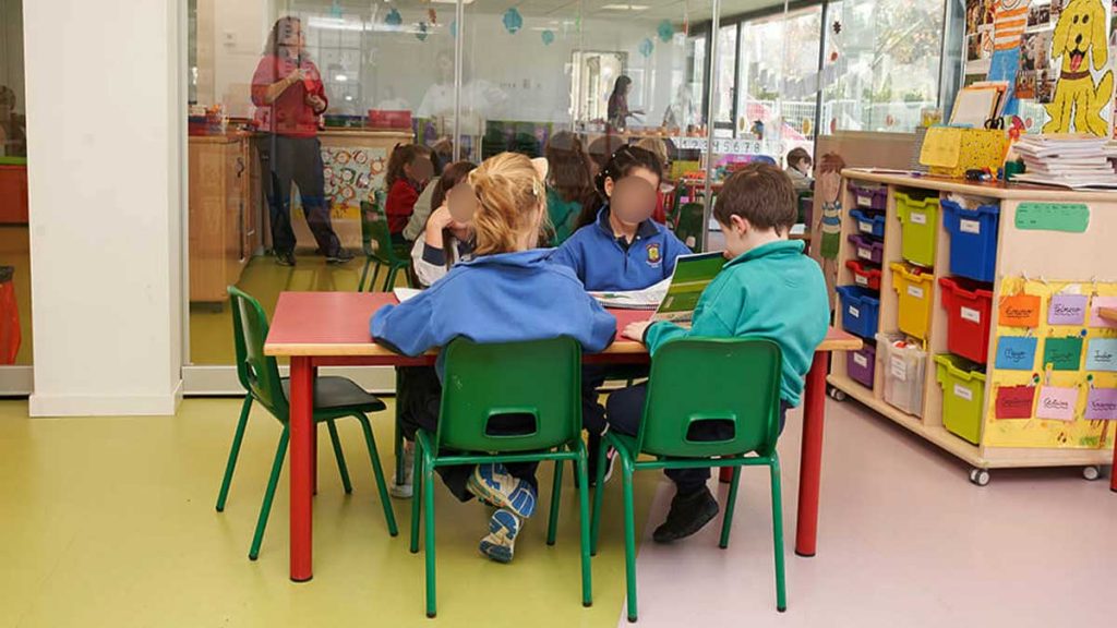 Niños coloreando en la escuela.