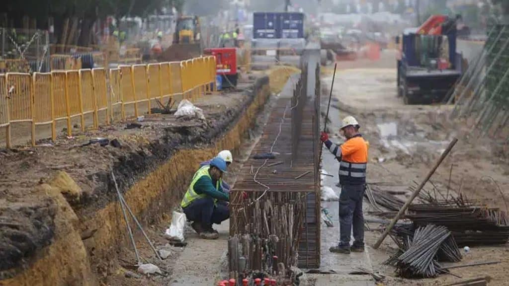 Obreros trabajando en la línea del metrocentro.