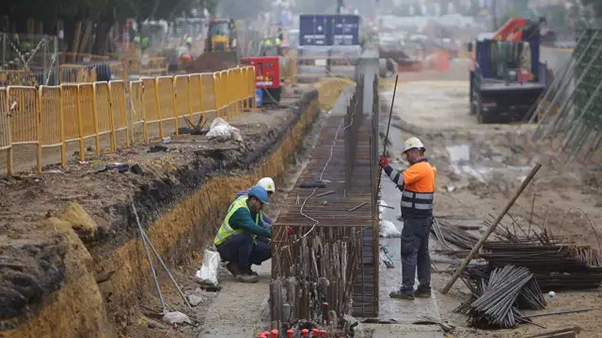 Obreros trabajando en la línea del metrocentro.