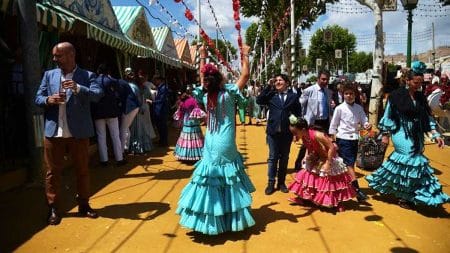 Grupo de jóvenes disfrutando de la Feria de Sevilla.