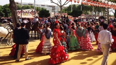 Personas disfrutando de la Feria de Sevilla.