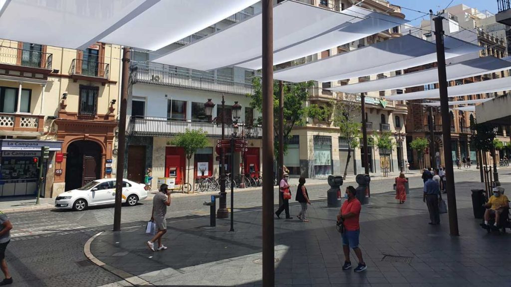 Vista de los toldos en la plaza de La Campana.