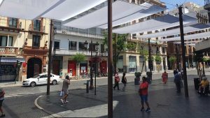 Vista de los toldos en la plaza de La Campana.