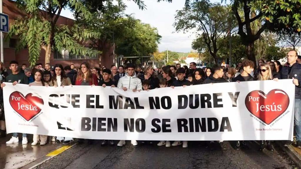 Vecinos recordando el crimen de Halloween en una manifestación.