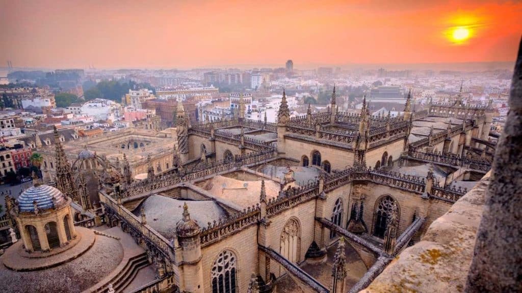 Vista de Sevilla desde las cubiertas de la Catedral.
