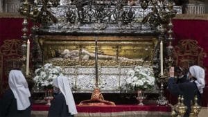 Altar Mayor de la Catedral de Sevilla y cuerpo de San Fernando.