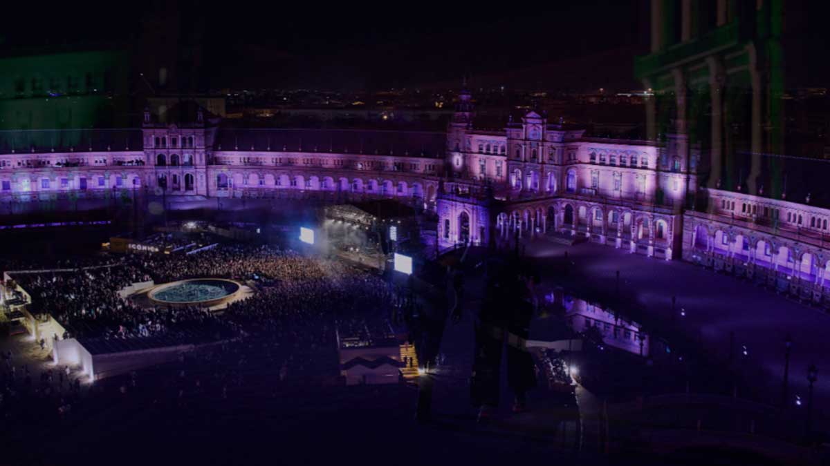 Plaza de España con iluminación en morado dentro del espectáculo de luz del Icónica Fest.