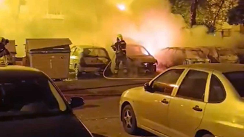 Coches y contenedores en llamas.