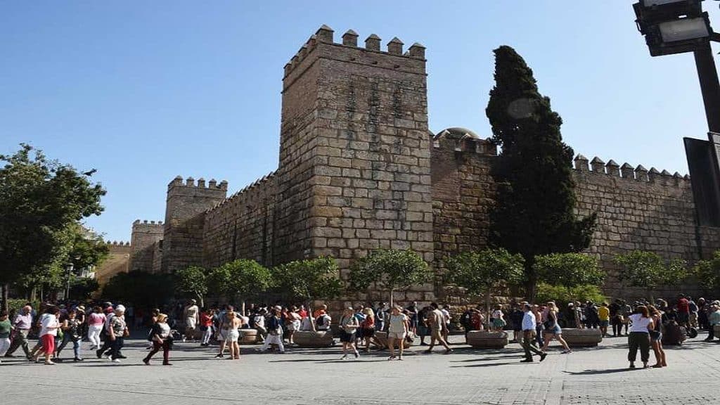 Colas y dificultad para entrar en los Reales Alcázares de Sevilla.