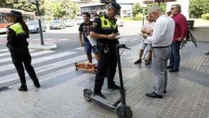 Policía Local multando.